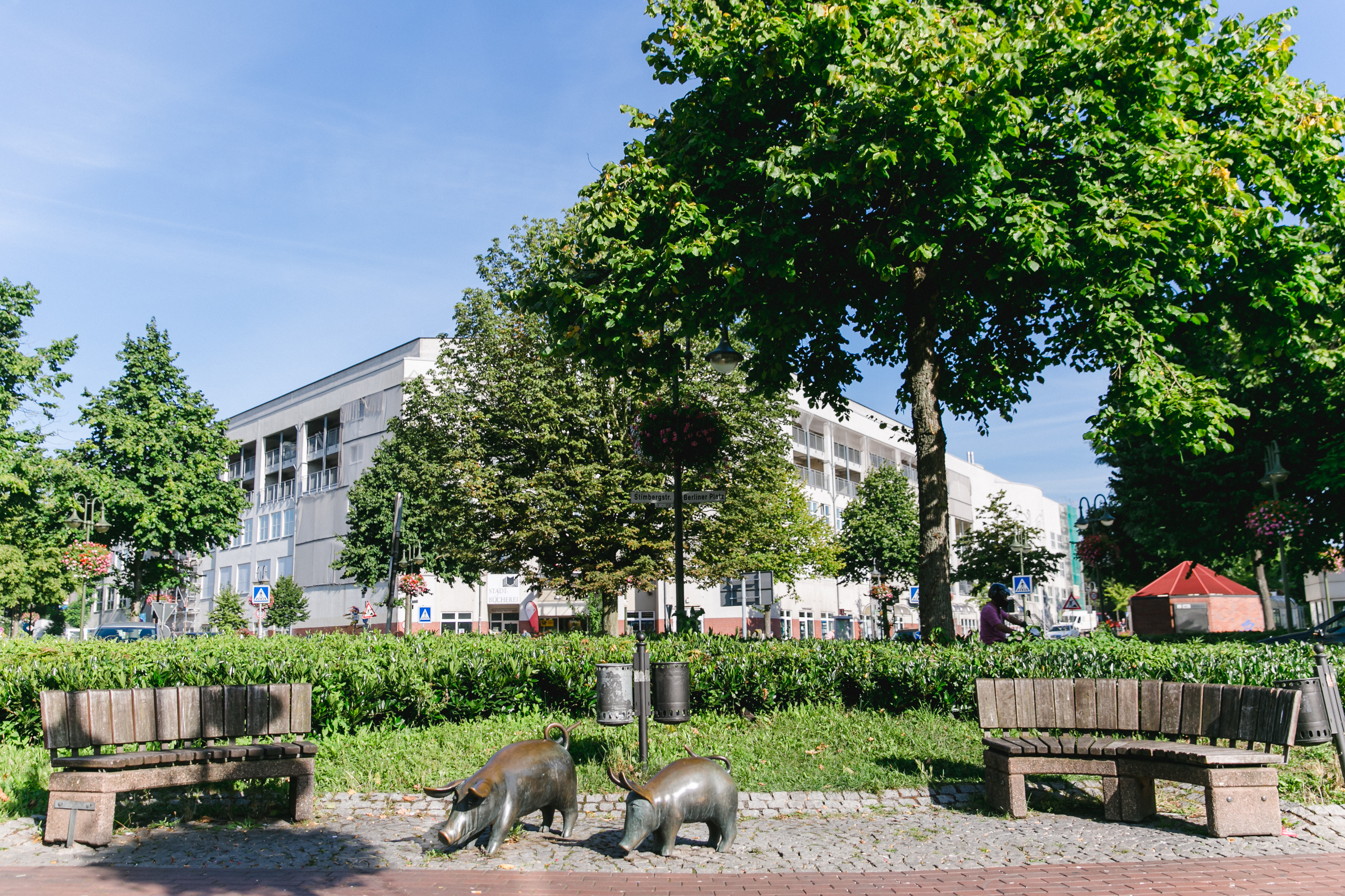 Blick auf den Berliner Platz im Hintergrund die Stadthalle.